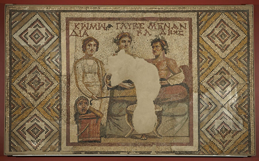 Sergileme alanı olarak dünyanın en büyük mozaik müzesini içinde barındıran kentteki kazılarda ortaya çıkarılan yüzlerce eser, yurt dışındaki farklı müzelerde sergileniyor.