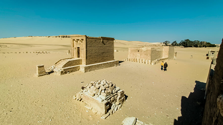 Kahire'nin güneyindeki Minya kentinin Tuna el-Cebel bölgesinde kutsal ibis kuşu ve babunların mumyalandıktan sonra gömülmesi için kayaya oyulmuş yeraltı mezarları bulunuyor.