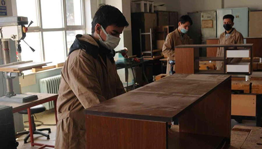 Okullara ve kamu kurumlarına mobilya üretiyorlar