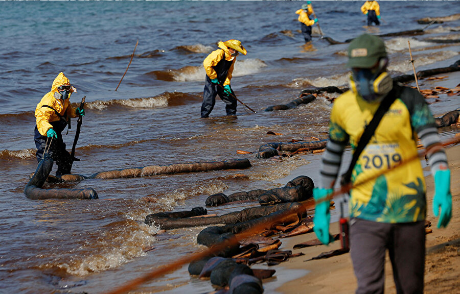 Tayland'ın meşhur plajlarını karartan petrol sızıntısının etkisi görüntülendi