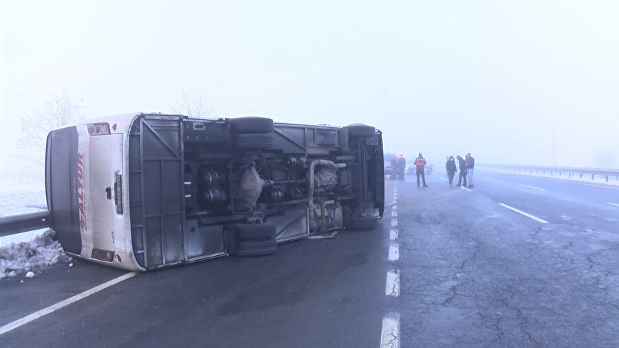 Çatalca'da polisleri taşıyan servis minibüsü devrildi: 10 yaralı
