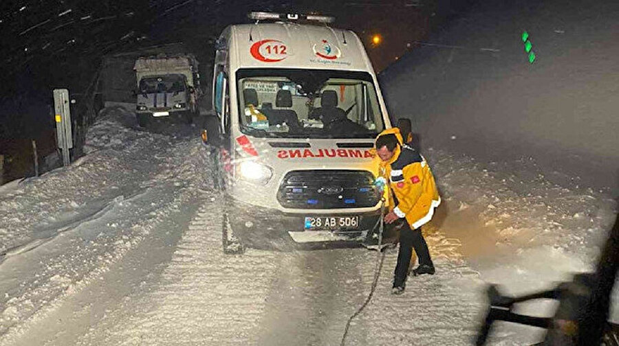 Ambulans Kümbet-Uzundere yolunda kara saplandı