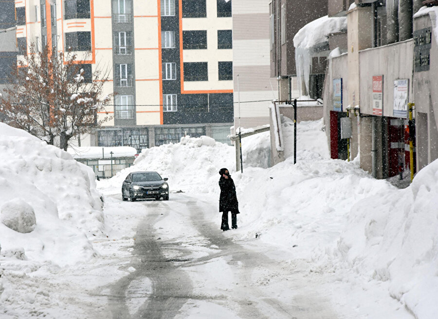 Bitlis'te kar kalınlığı 160 santim oldu: 41 köy yolu kapalı