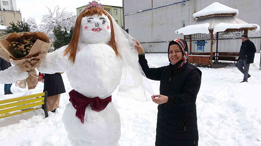 Isparta’da esnaf kardan gelin yaptı: Vatandaş fotoğraf için sıraya girdi