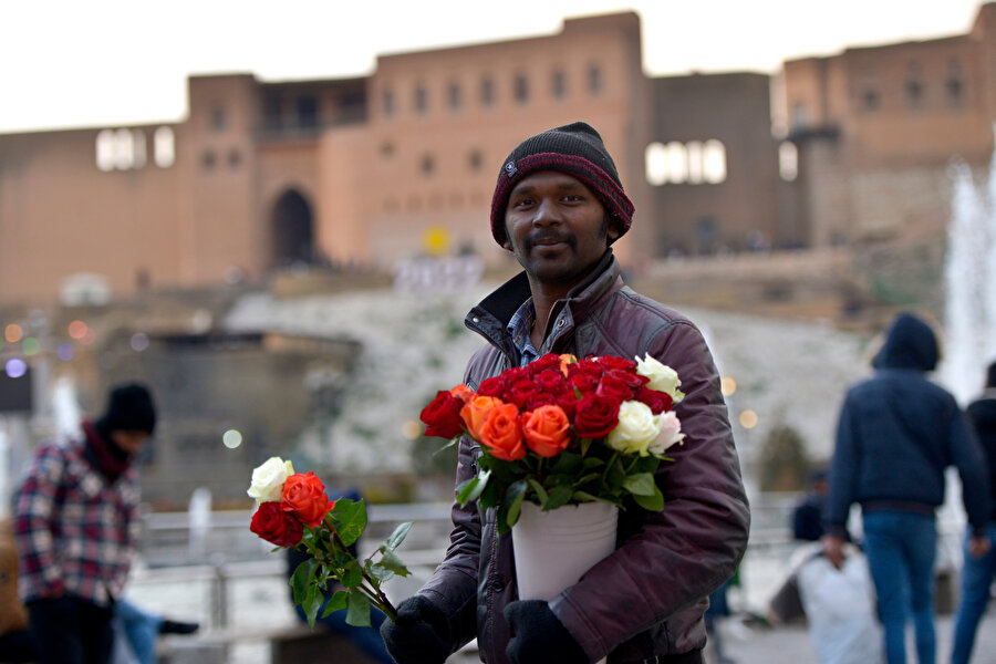 Tespih, şerbet, çay, çekirdek ve türlü sokak lezzetleri satan çok sayıda seyyar satıcının oluşturduğu cümbüşün arasından ellerindeki kırmızı gülleriyle dolaşan çiçekçileri seçmek zor olmuyor.