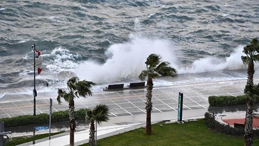 İzmir'de fırtına ve sağanak yağış bekleniyor