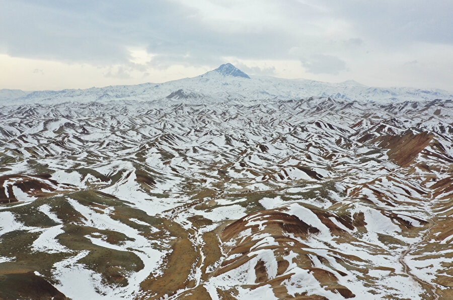 Iğdır'da doğa sanatı: Gökkuşağı Tepeleri renk paletini andırıyor