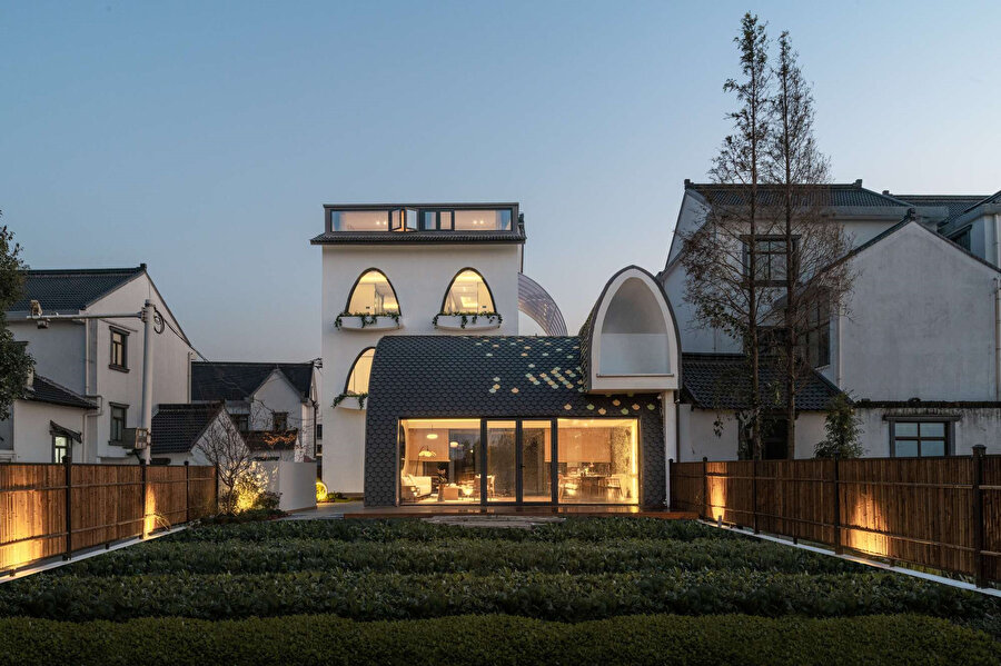 Yapı çevresinde birçok peyzaj alanı bulunuyor.