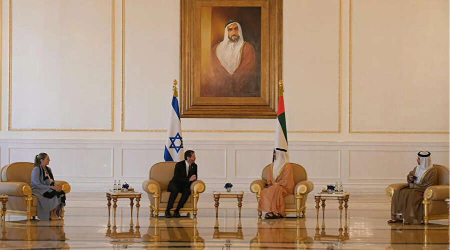 İsrail Cumhurbaşkanı Isaac Herzog (soldan ikinci), First Lady Michal ile birlikte BAE Dışişleri Bakanı Şeyh Abdullah bin Zayid Al-Nahyan ile bir araya geldi.