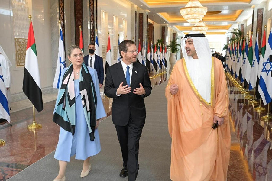 Herzog ve eşini BAE Dışişleri Bakanı Şeyh Abdullah bin Zayid el Nahyan karşıladı, 30 Ocak 2022. 