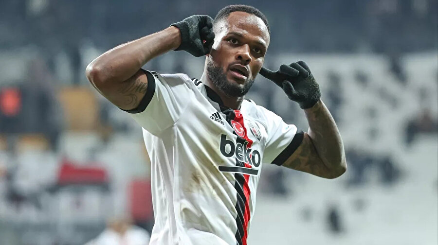 Cyle Larin Beşiktaş kariyerinde toplam 96 maçta 38 gol 12 asist yaptı