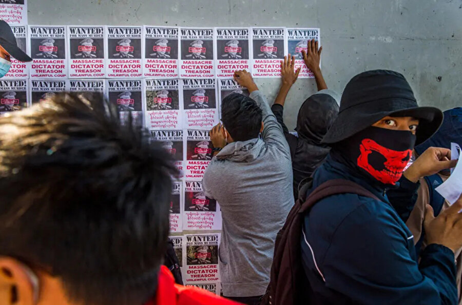 Protestocular, Şubat ayı başlarında Yangon'da darbenin lideri General Min Aung Hlaing için "Aranıyor" posterleri astı.