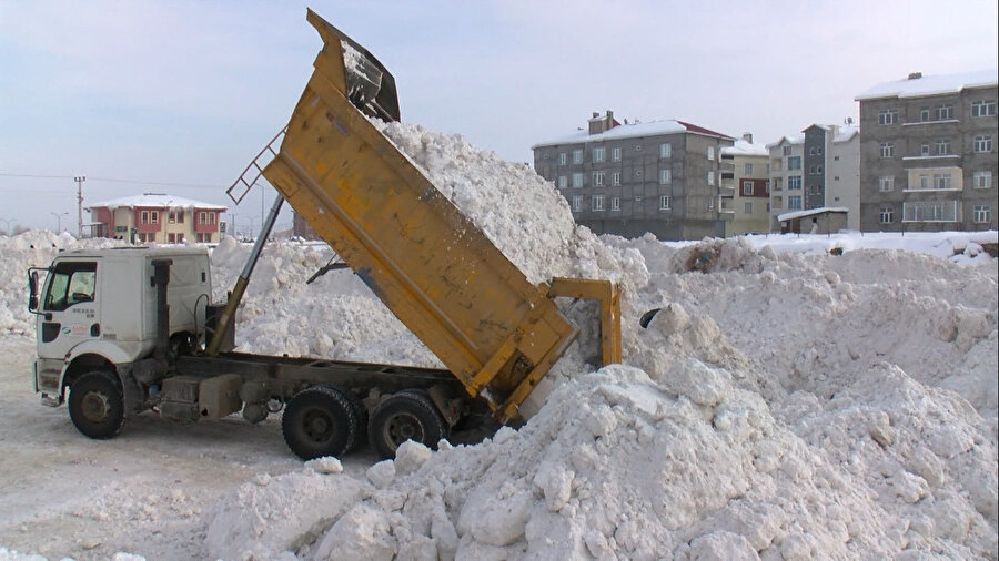 Günde 500 kamyon kar şehir dışına taşınıyor
