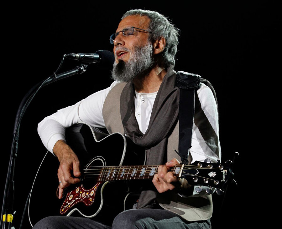 Yusuf İslam sahnelerde, gitarıyla.