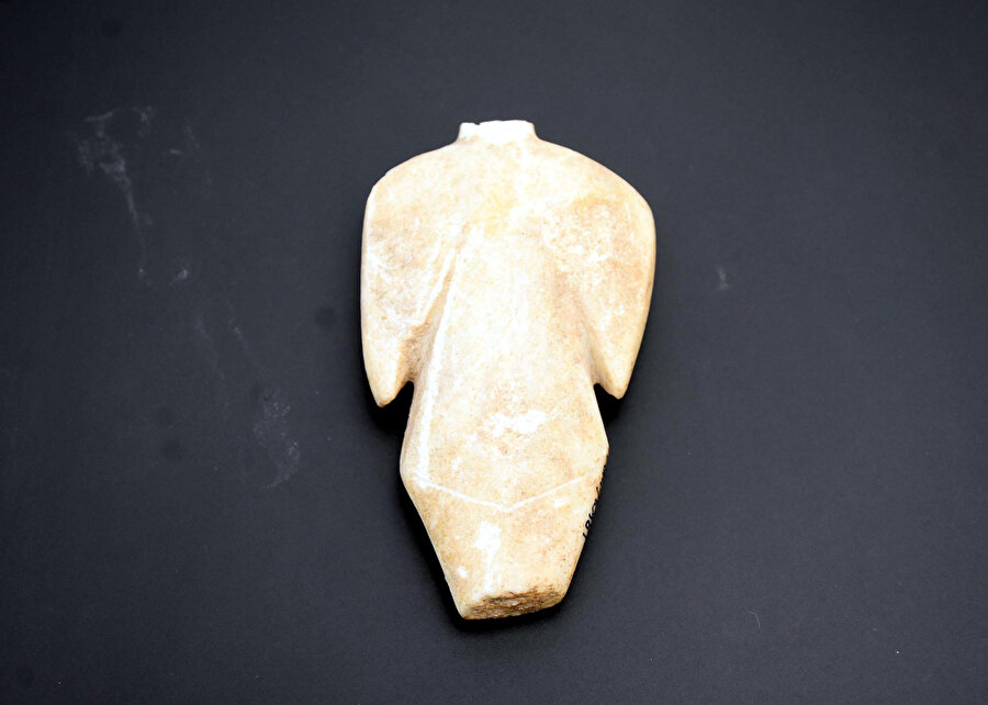 Yurt dışında özel koleksiyonlarda bulunan Batı Anadolu'ya ait özel eserleri, belki bu heykelcik sayesinde ileriki yıllarda geri alma olanağını bulmuş oluruz