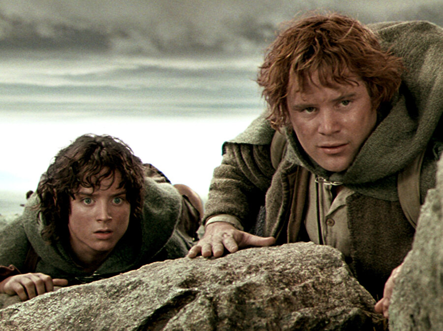 Solda Frodo Baggins, sağda Samwise Gamgee.