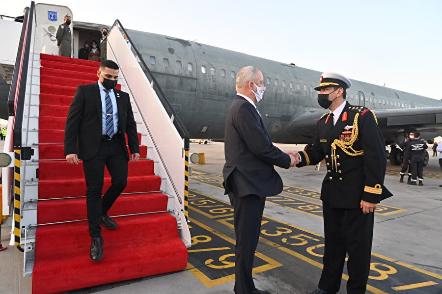 İsrail Savunma Bakanı Gantz, Bahreyn Uluslararası Havalimanı'nda resmî ziyareti sırasında Bahreynli mevkidaşı tarafından karşılandı.