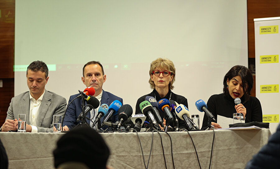 Uluslararası Af Örgütü Genel Sekreteri Agnès Callamard (sağdan ikinci) ve diğer kurum yetkilileri, Doğu Kudüs'te düzenlediği basın toplantısında, 280 sayfalık kapsamlı raporu duyurdu.