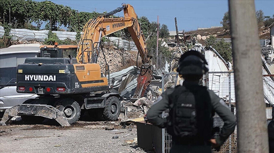 Batı Şeria'da onlarca ev ve dükkan ruhsatsız olduğu gerekçesiyle yıkıldı.