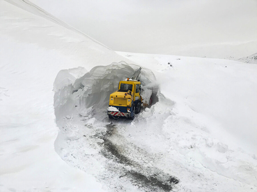 Yol üçüncü kez kapandı: Kar kalınlığı 7 metreyi buldu