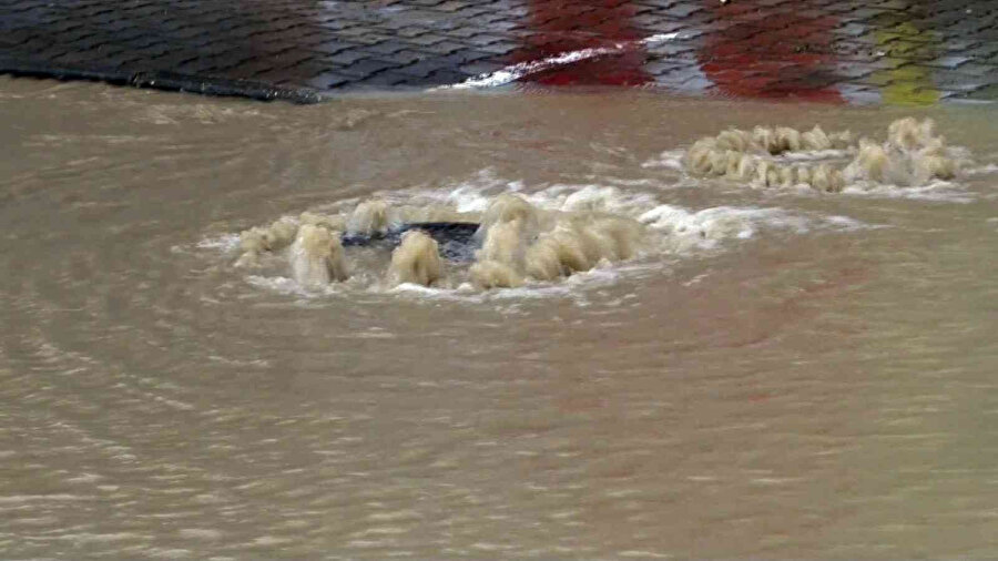 Büyükçekmece’de yağış nedeniyle rögarlar taşınca sokaklar sular altında kaldı
