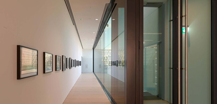 Arter’in sergi rehberleri her etkinlikte farklı temalar etrafında bir araya getirdikleri eser seçkilerini katılımcıların yorumuna açıyor.