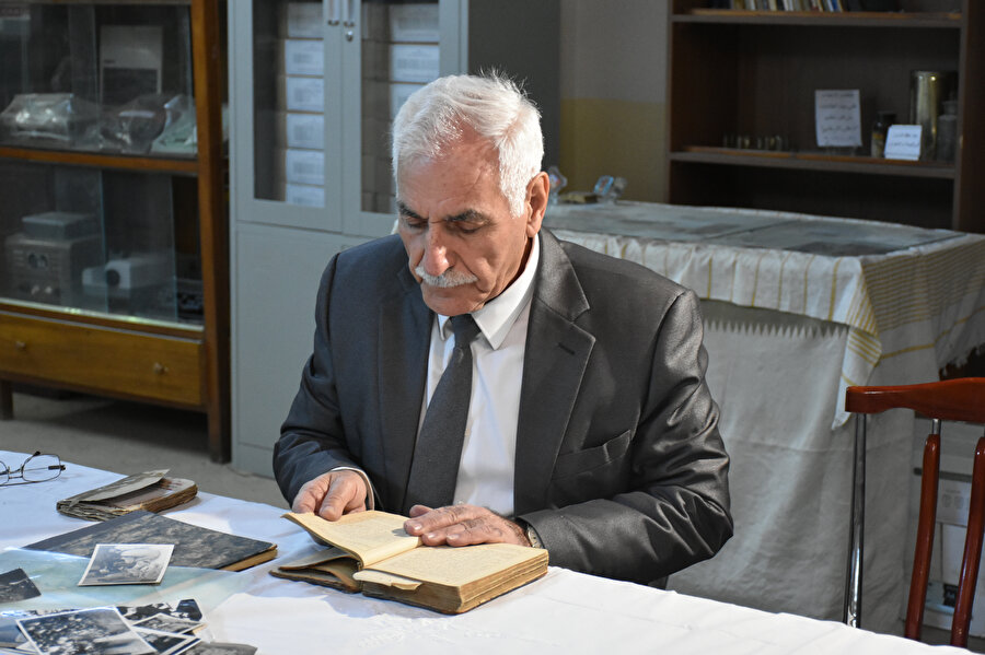 Ellerinde 1882 yılında İstanbul'da basılan Osmanlıca bir İncil bulunuyor.