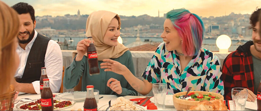 Reklam, Ramazan ayının hemen arifesinde, yani 31 Mart seçim tartışmalarının henüz dinmediği, itiraz üzerine itirazda bulunulan bir zaman diliminde yayına girdi.