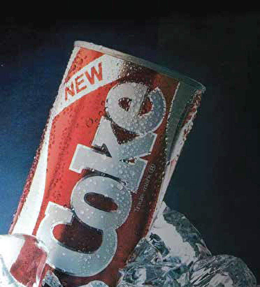 "Bilindiği gibi Coca-Cola markası, 1985 yılında, meşhur asırlık –ve de gizli- formülünden vazgeçmiş, piyasaya başka bir formüle sahip New Coke adlı ‘yeni nesil’ bir ürün sunmuştu."
