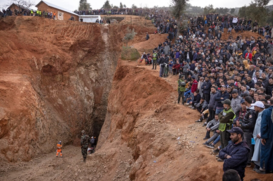 Acil durum ekiplerinin 5 yaşındaki Rayyan'ı kurtarma çalışmaları esnasında kazı alanında büyük bir kalabalık oluştu.