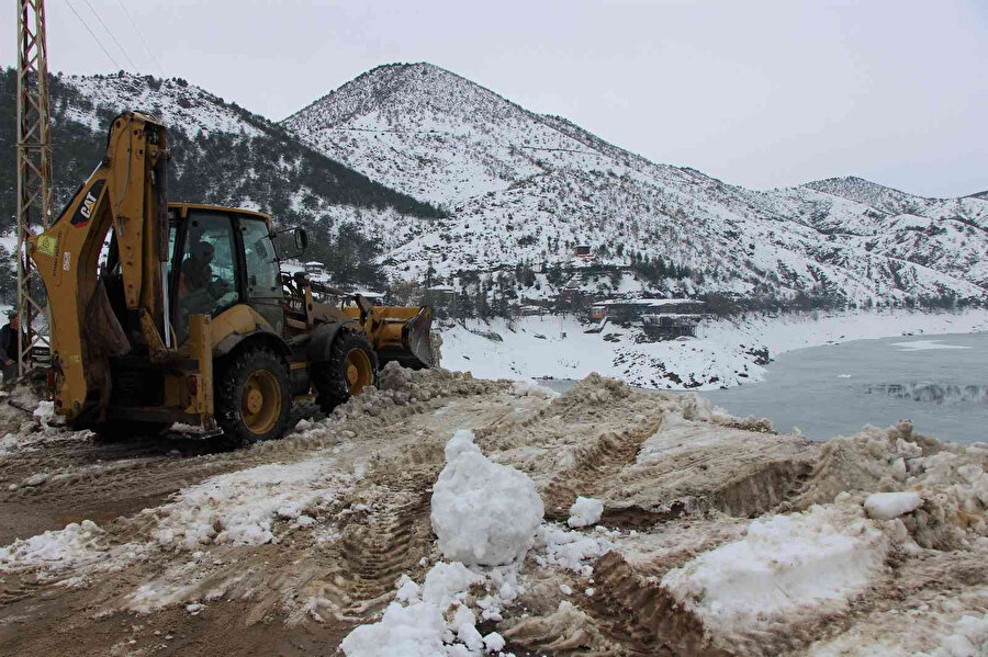Sokaklardaki karları toplayıp baraj gölüne taşıdılar