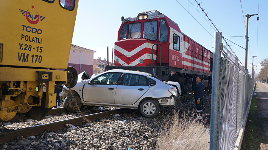 Ankara'da yük treni otomobile çarptı: 1 kişi öldü, 1 kişi yaralandı