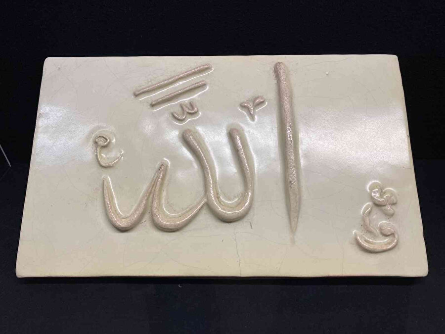 İlk defa sergilenecek olan ’Allah’ yazılı bir seramik parça.