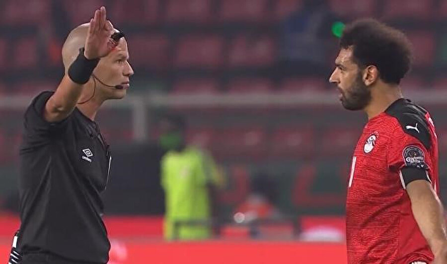 Hakem daha fazla dayanamadı