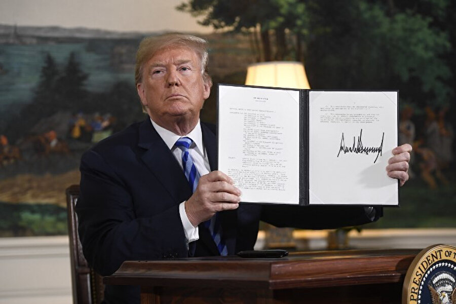 Başkan Trump, Beyaz Saray'da ABD'nin Kapsamlı Ortak Eylem Planı'ndan (KOEP) çekildiğini duyurduktan sonra İran'a karşı yaptırımları eski haline getiren bir belge imzaladı, 8 Mayıs 2018.