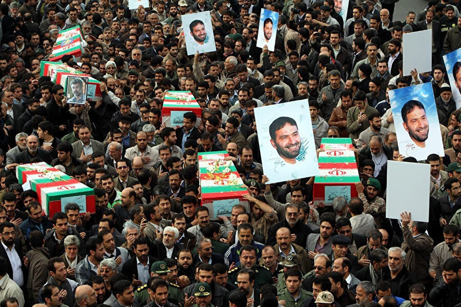 2011 yılında gerçekleşen patlamada hayatını kaybeden Hasen Tahrânî Mukaddem ve beraberindeki Devrim Muhafızları’na bağlı askerlerin cenaze merasiminden bir fotoğraf.