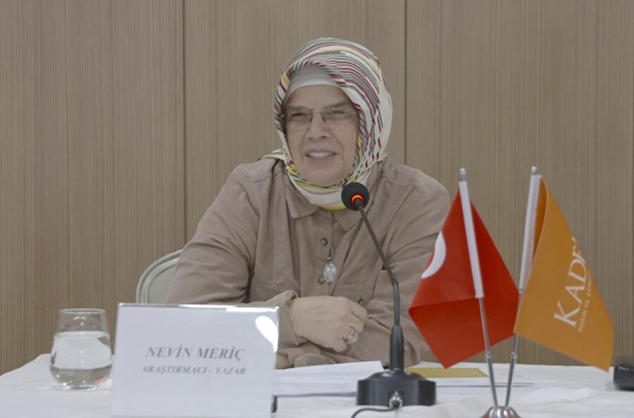 Bir zaman sarmalı içinde eyleşen insanın ve insanlığın hâllerinin izlerini sürmek bana keyif veriyor. 