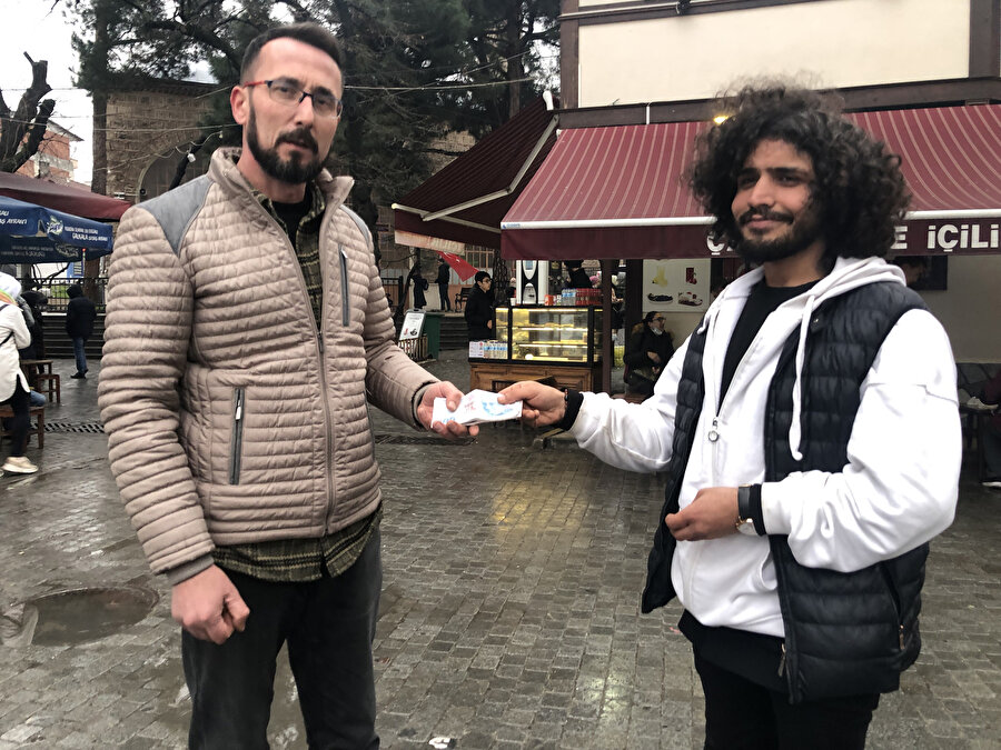 Çay ocağında unutulan 10 bin TL'yi sosyal medyadan bulduğu sahibine teslim etti