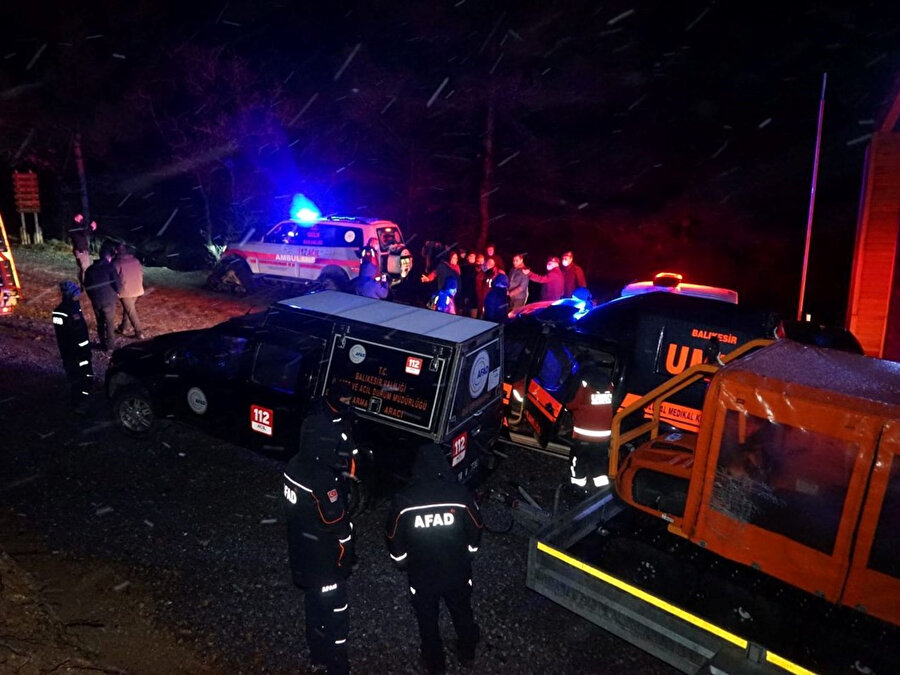 Kurtarma ekiplerinin çalışmaları geceden beri devam ediyor