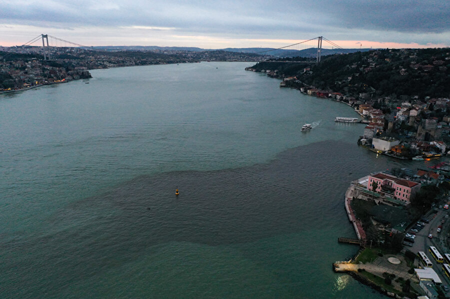 İstanbul Boğazı'nın rengi değişti