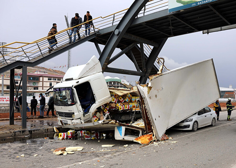 Gaziantep'te TIR devrildi, dorsesi aracı ezdi