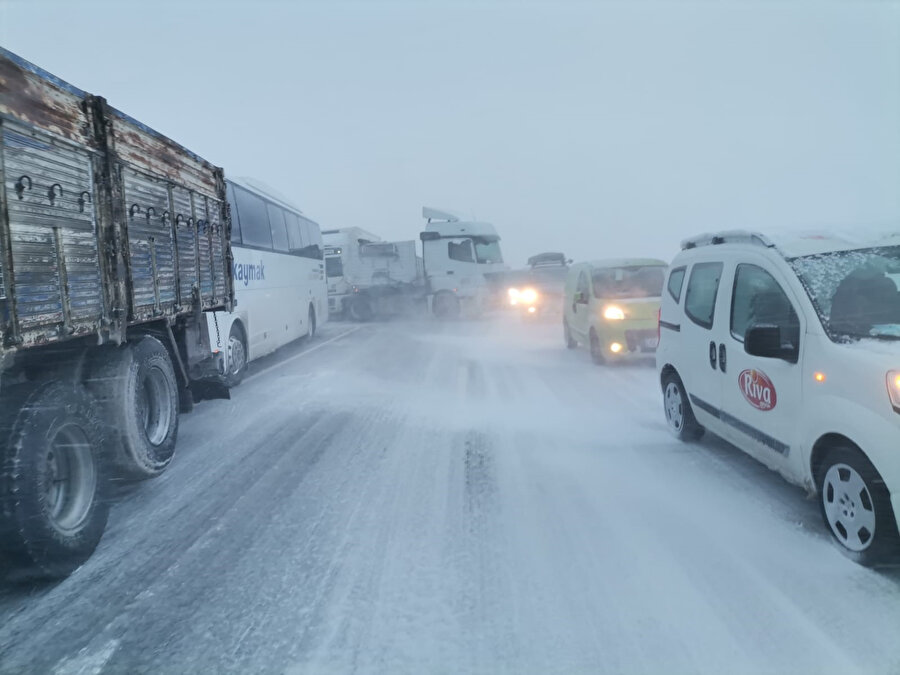 Konya'da ulaşıma kar engeli: Araçlar otogar ve dinlenme tesislerine yönlendiriliyor