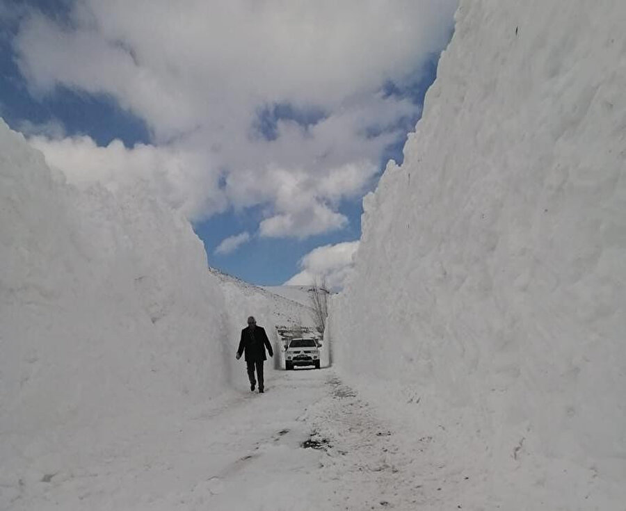 Bitlis’te kar 7 metreyi buldu