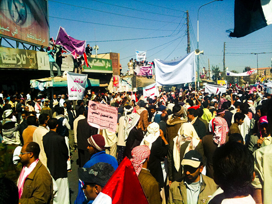 Yemen bayrakları taşıyan yüzlerce genç, -Cumhuriyeti, meşruiyetle koruyoruz- ve -Özgür devrimciler olarak yola devam edeceğiz- şeklinde slogan attı.