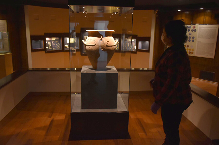 "Stel, düşmana karşı savunma amaçlı bir ritüeli gösteriyor.