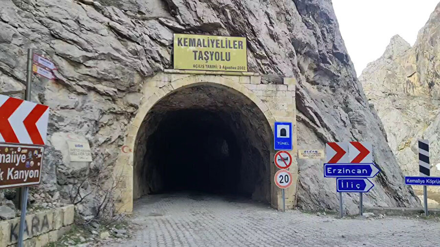 Karların erimesiyle 132 yıllık taş yol su altında kaldı