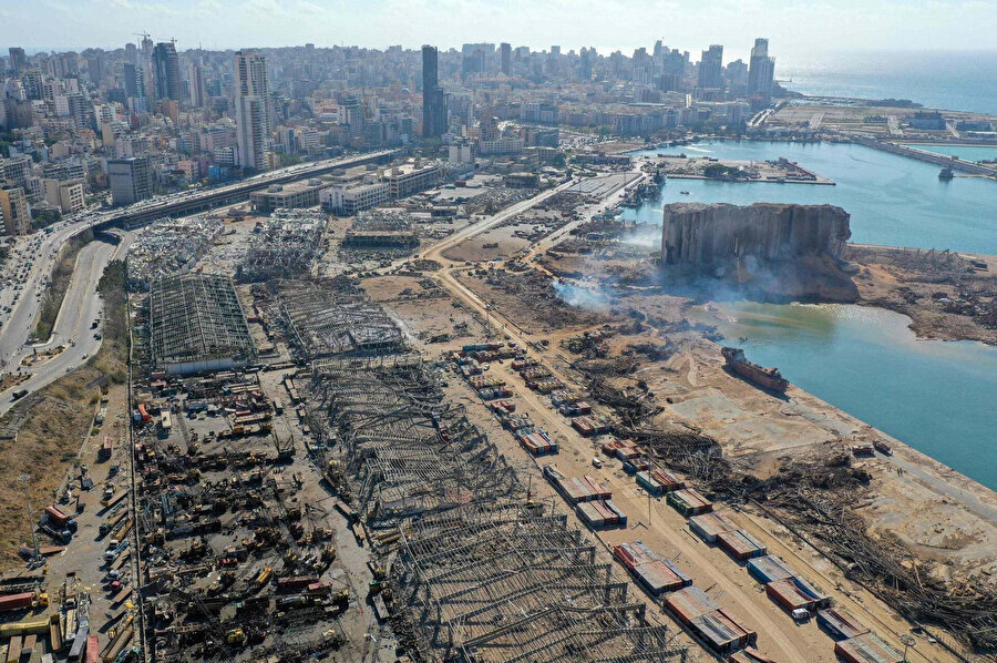 Beyrut Limanı'nda 4 Ağustos 2020'de patlayıcı maddelerin bulunduğu bir depoda önce yangın çıkmış, ardından tüm kenti sarsan çok güçlü bir patlama meydana gelmişti.