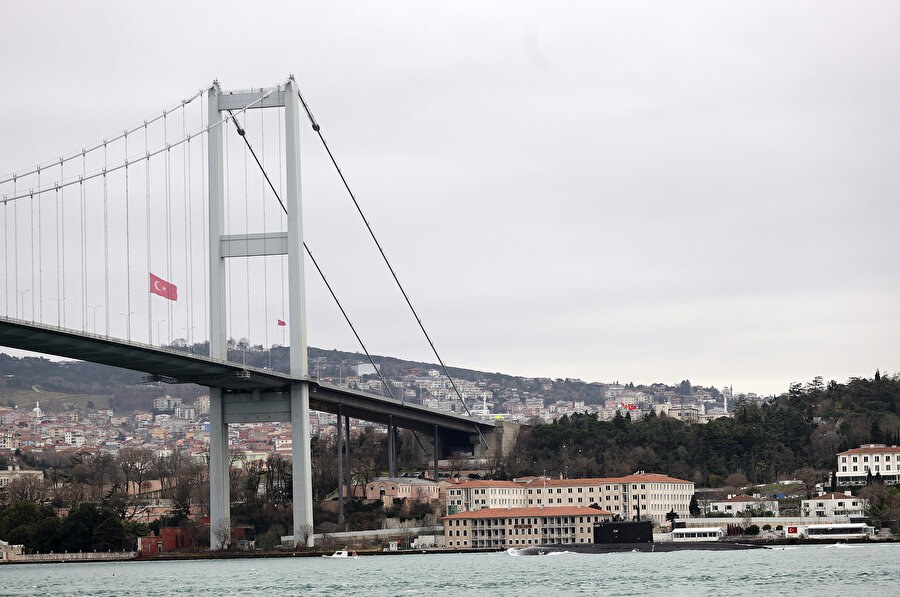 Rus denizaltısı İstanbul Boğazı'ndan geçti