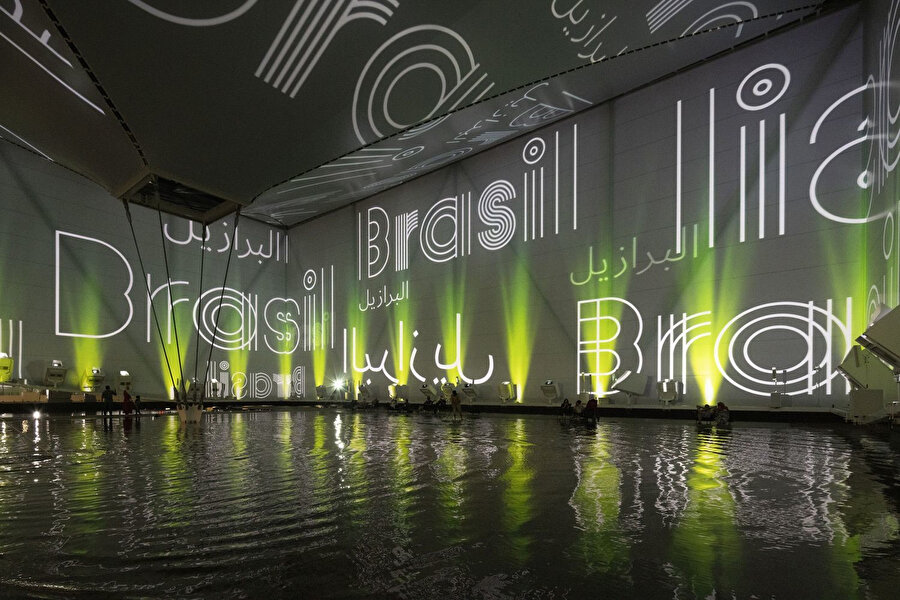 Dalgalı ve sığ bir su yolu kullanan Brezilya Pavyonu, sıra dışı bir manzara karakteri ile bir animasyon ve etkileşim yeri haline geliyor.