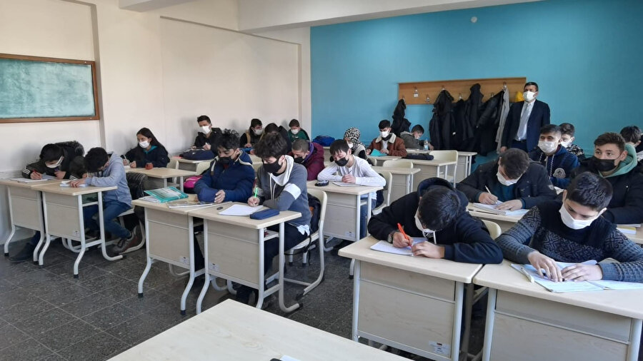 Öğrenciler hem okuyorlar hem de 5 bin lira maaş alıyorlar  